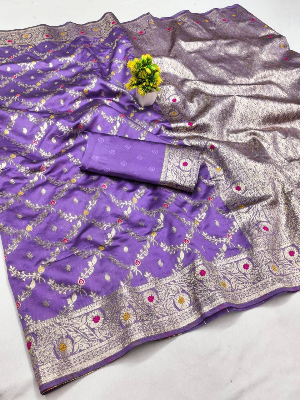 Mesmeric Lavender Soft Banarasi Silk Saree With Breathtaking Blouse Piece