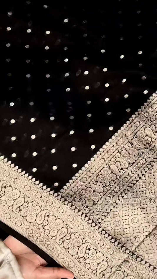 Fugacious Black Pure Zari Weaving Banarasi Silk Saree With Lovely Blouse Piece