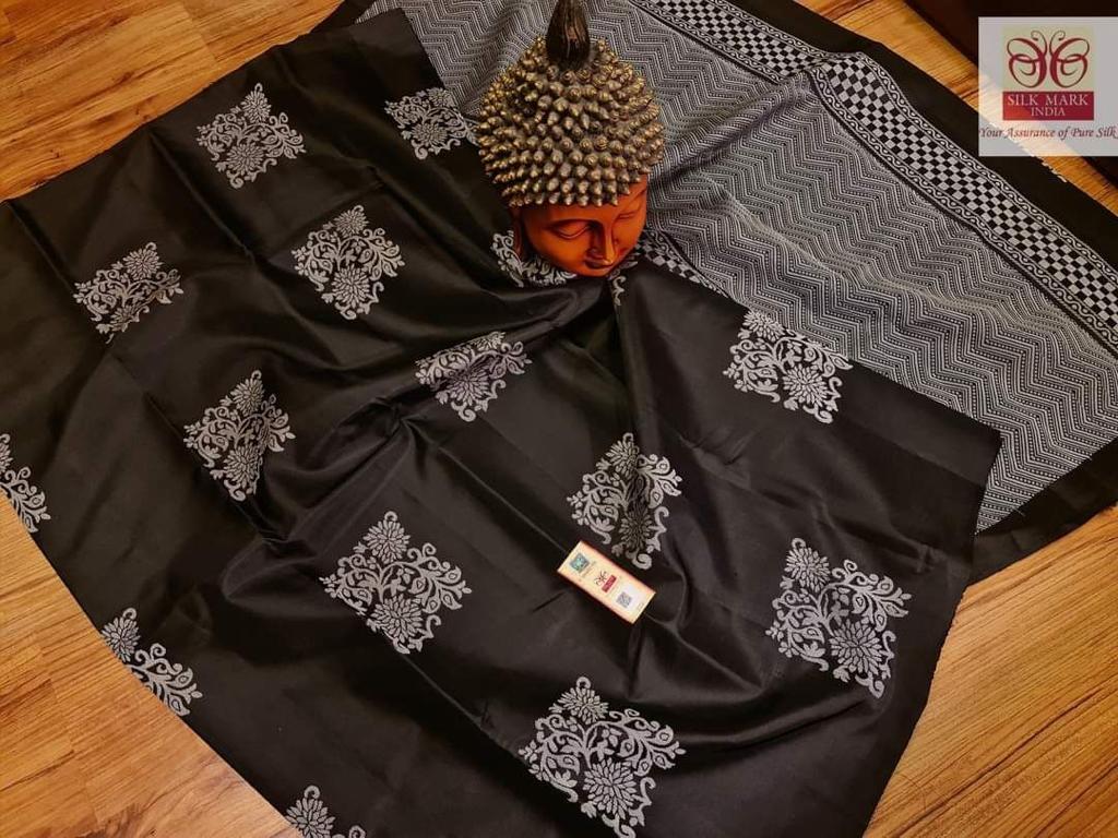 Twirling Black Soft Silk Saree With Entrancing Blouse Piece