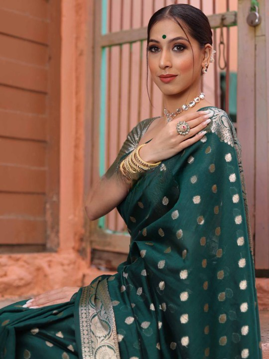 Elision Green Soft Silk Saree With Demesne Blouse Piece