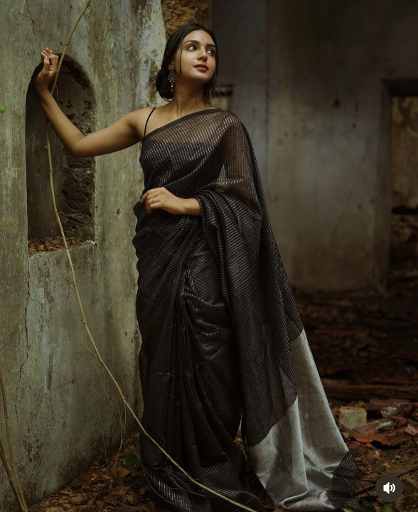 Profuse Black Soft Banarasi Silk Saree With Pretty Blouse Piece