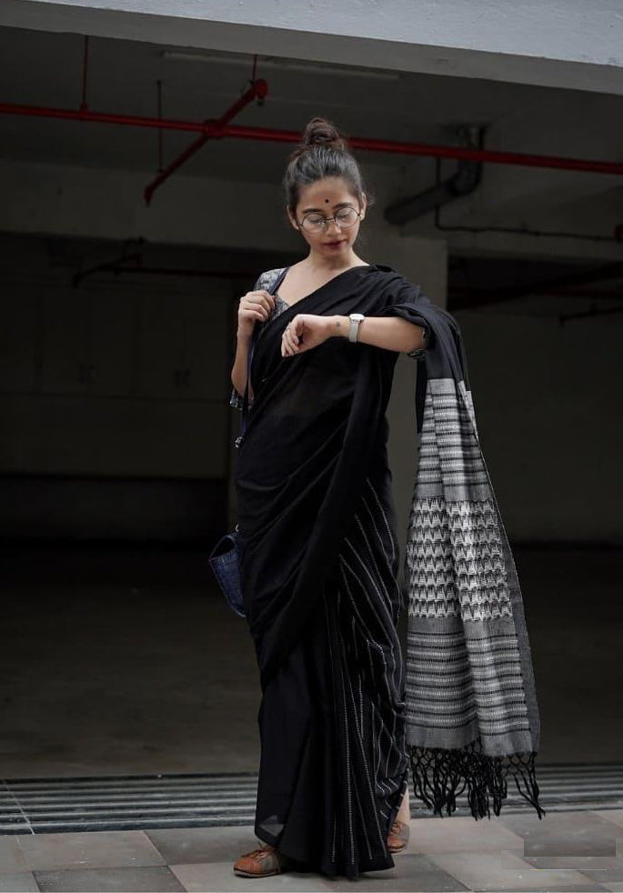 Extraordinary Black Soft Silk Saree With Sizzling Blouse Piece