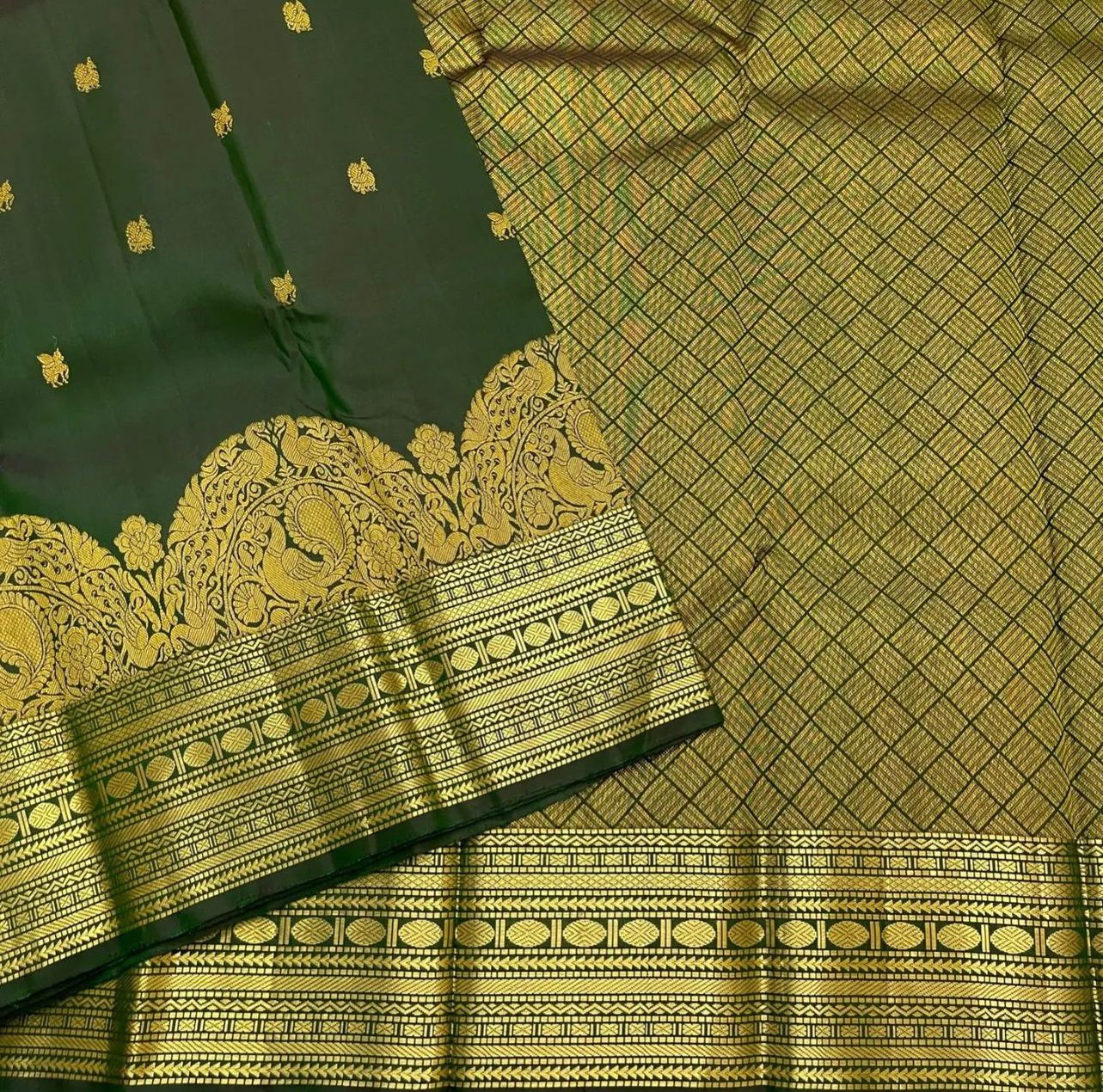 Flameboyant Dark Green Soft Silk Saree With Arresting Blouse Piece