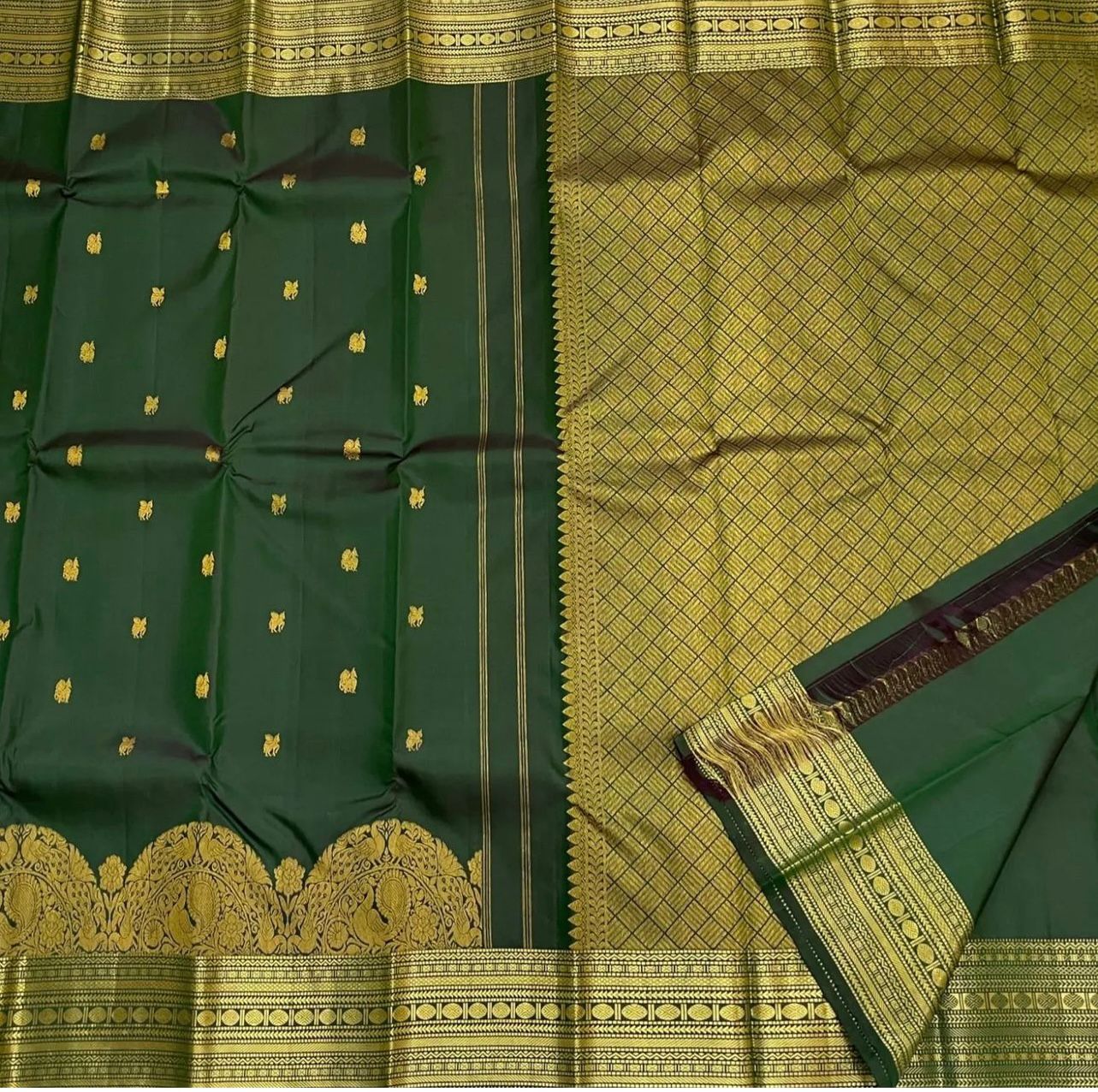 Flameboyant Dark Green Soft Silk Saree With Arresting Blouse Piece