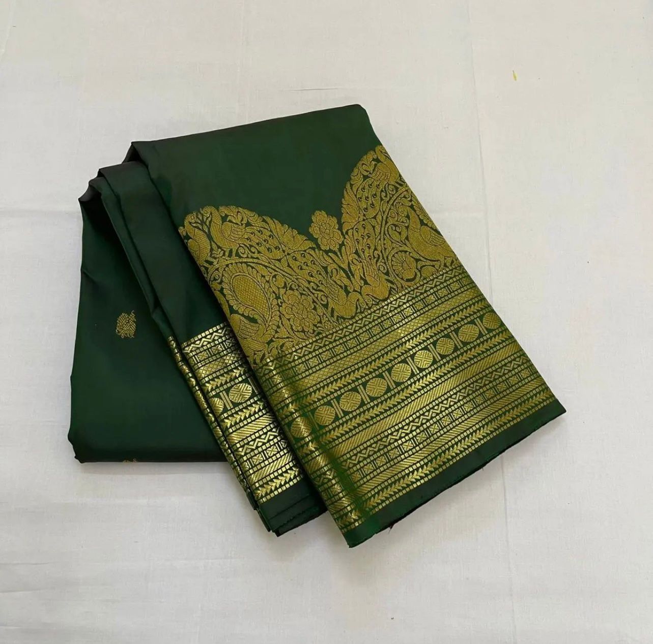 Flameboyant Dark Green Soft Silk Saree With Arresting Blouse Piece