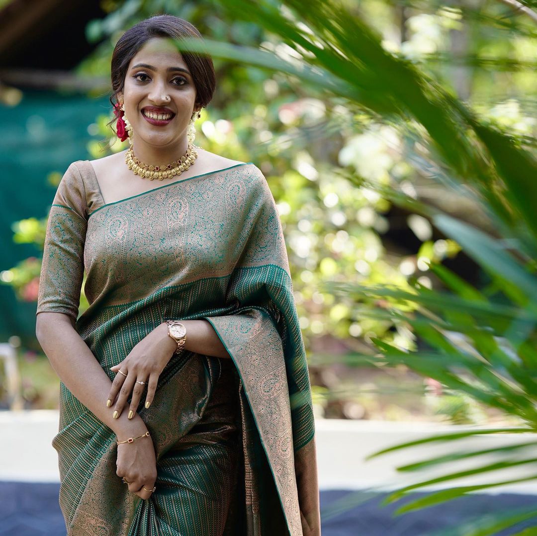 Deserving Dark Green Soft Silk Saree With Impressive Blouse Piece