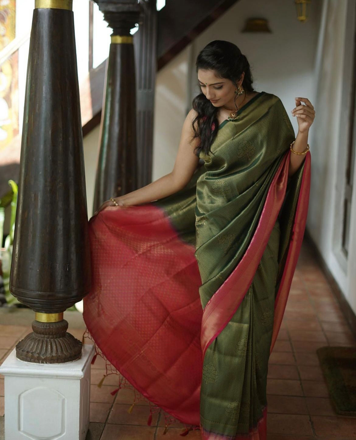 Imbrication Dark Green Soft Silk Saree With Demesne Blouse Piece