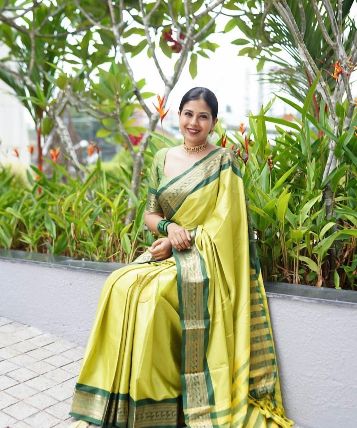 Hypnotic Perrot Soft Silk Saree With Blooming Blouse Piece