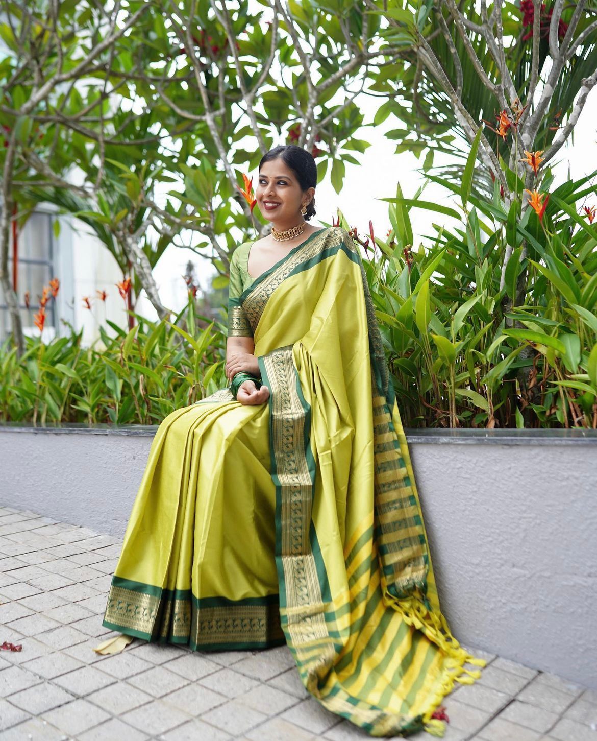 Hypnotic Perrot Soft Silk Saree With Blooming Blouse Piece