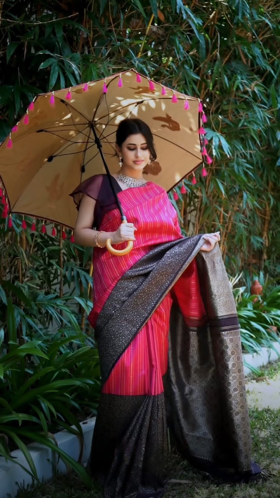 Gleaming Dark Pink Soft Silk Saree With Exemplary Blouse Piece