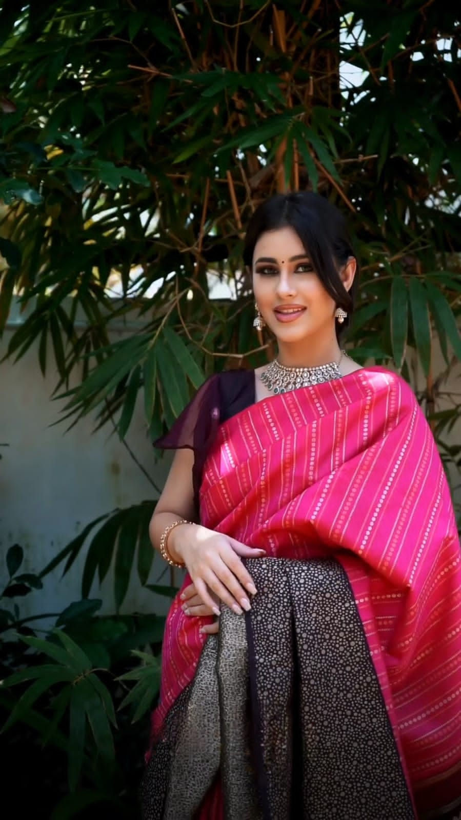 Gleaming Dark Pink Soft Silk Saree With Exemplary Blouse Piece