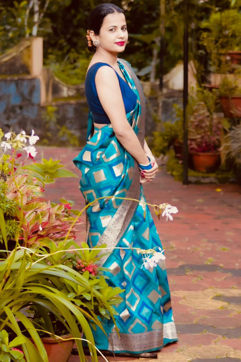 Skinny Firozi Soft Silk Saree With Aplomb Blouse Piece