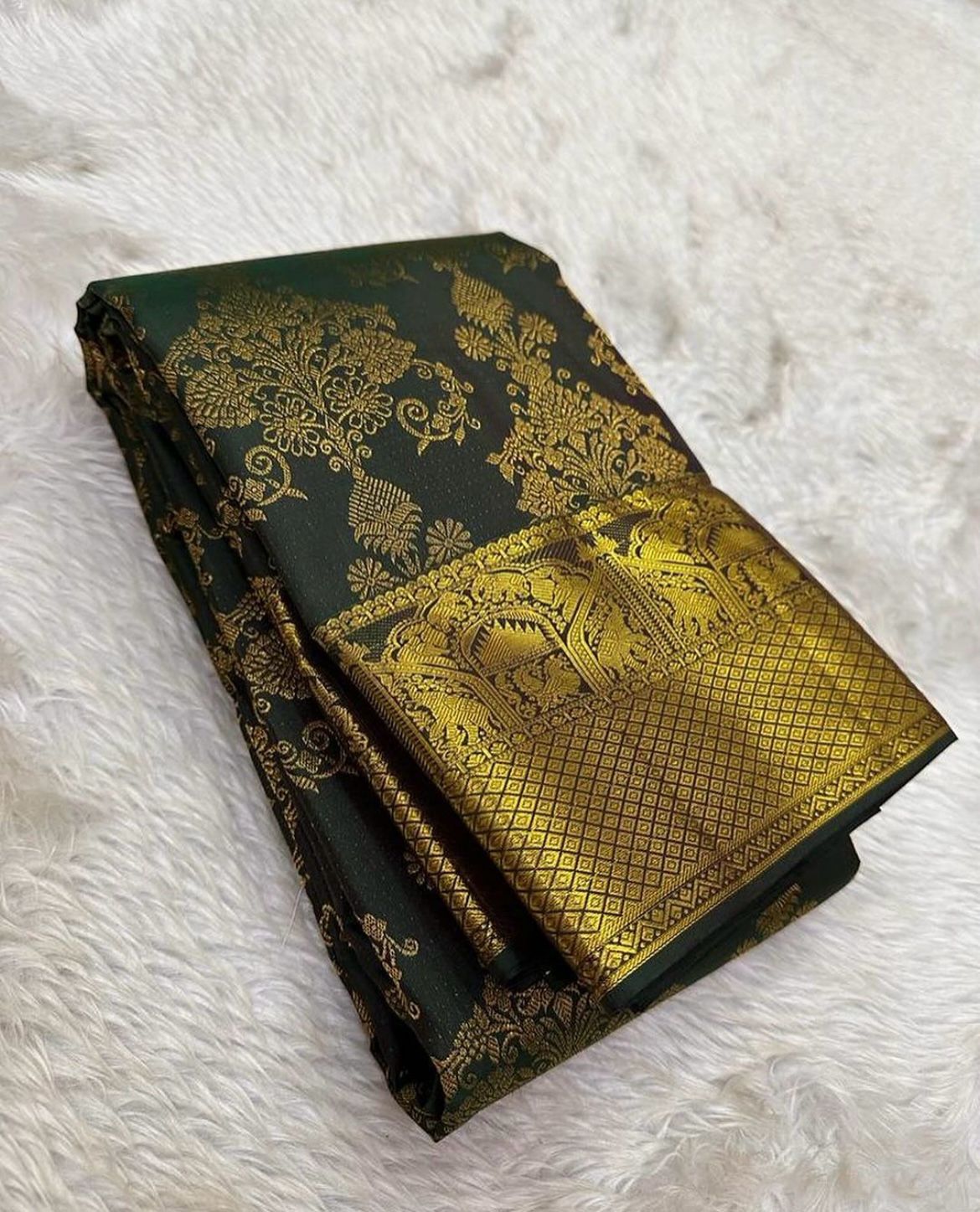 Deserving Dark Green Soft Banarasi Silk Saree With Exemplary Blouse Piece