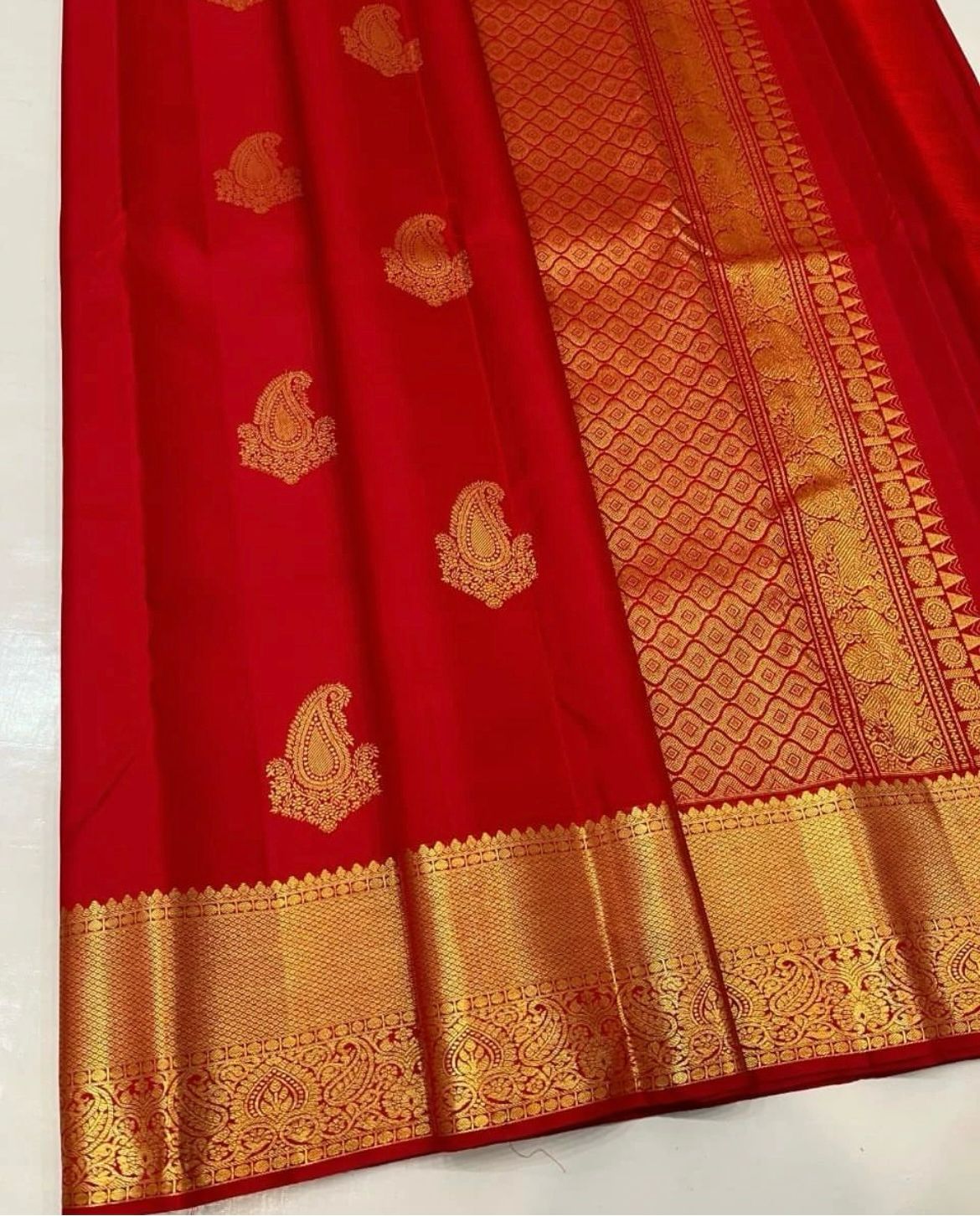 Ravishing Red Soft Silk Saree With Ornate Blouse Piece