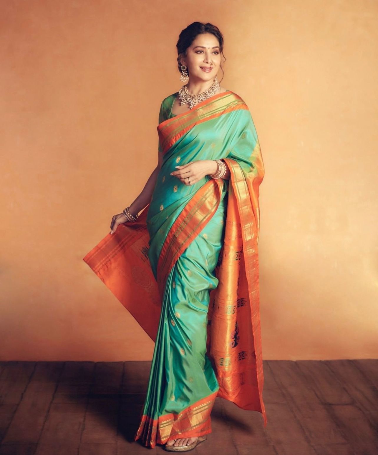 Glowing Firozi Soft Silk Saree With Blooming Blouse Piece