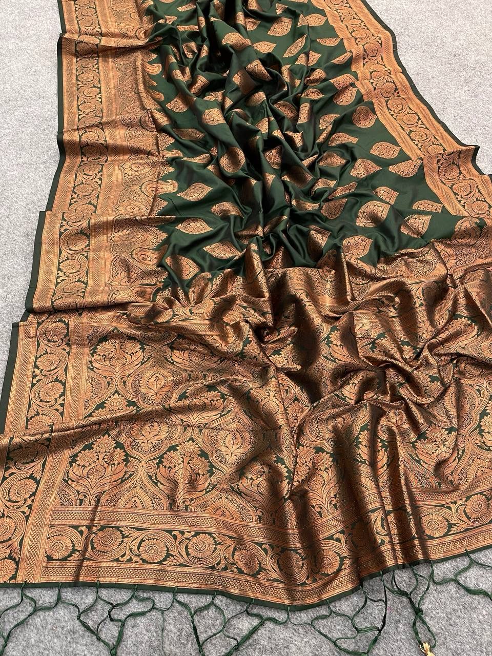 Scrumptious Dark Green Soft Banarasi Silk Saree With Bewitching Blouse Piece