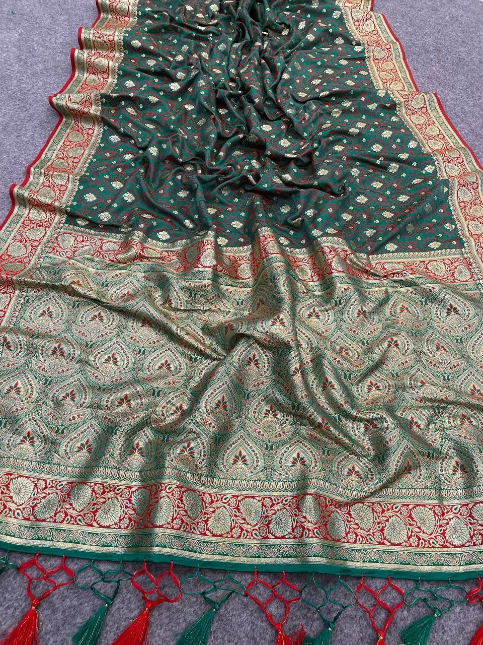 Hypnotic Dark Green Soft Banarasi Silk Saree With Resplendent Blouse Piece