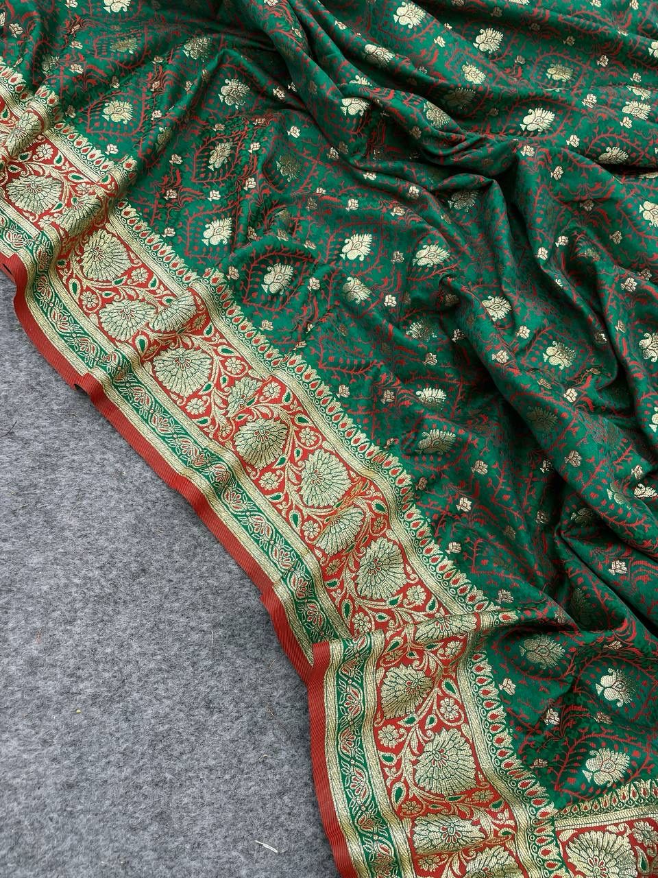 Hypnotic Dark Green Soft Banarasi Silk Saree With Resplendent Blouse Piece