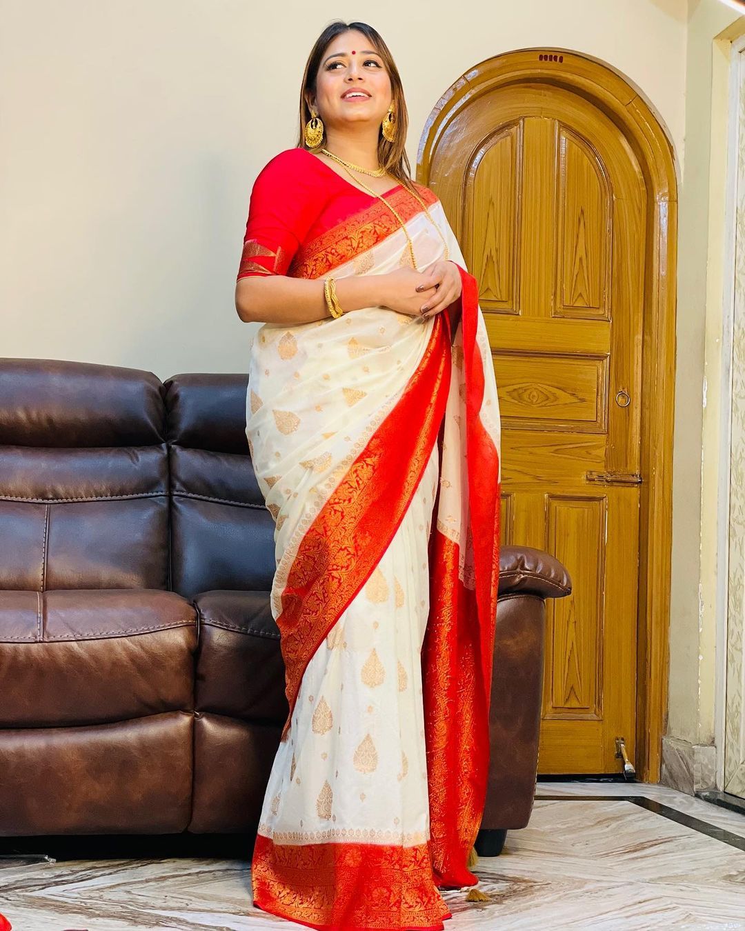 Surreptitious White Soft Banarasi Silk Saree With Artistic Blouse Piece