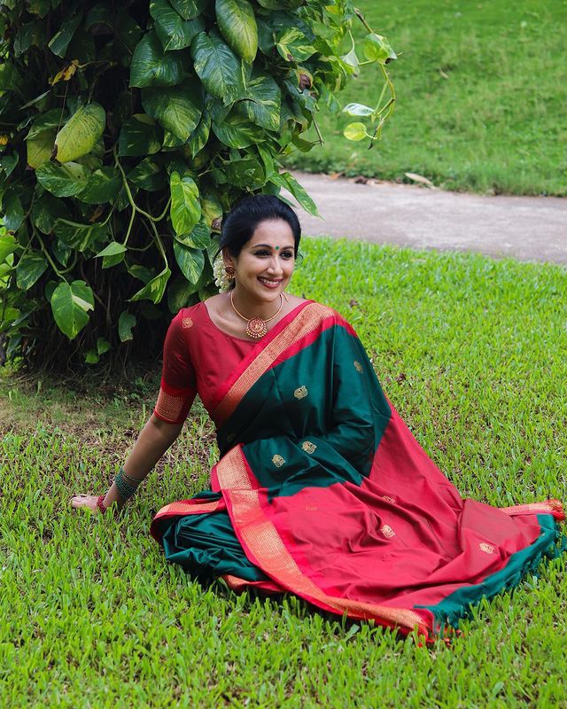 Outstanding Rama Soft Banarasi Silk Saree With Precious Blouse Piece