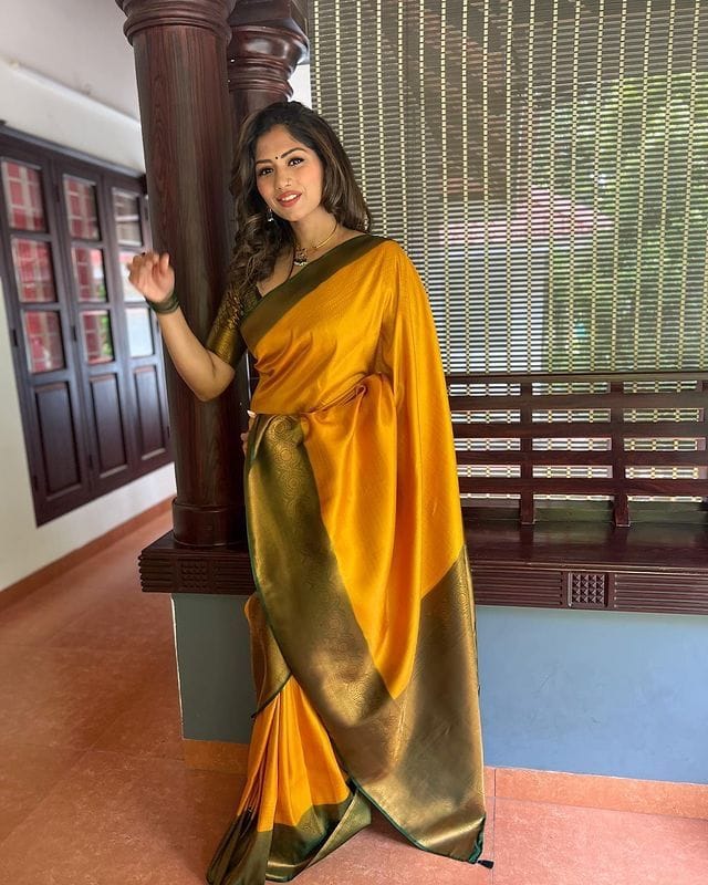 Buy Kabir Fabrics Women's vastram Banarasi Lichi Silk Saree With Unstitched  Blouse Piece (yellow colour) at Amazon.in