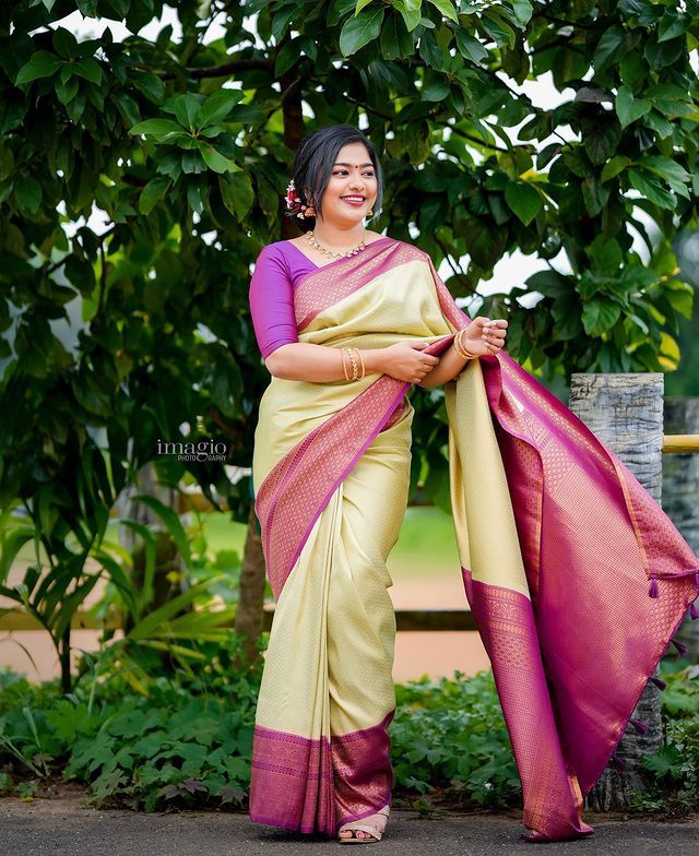 Artistic Sea Green Soft Silk Saree With Improbable Blouse Piece