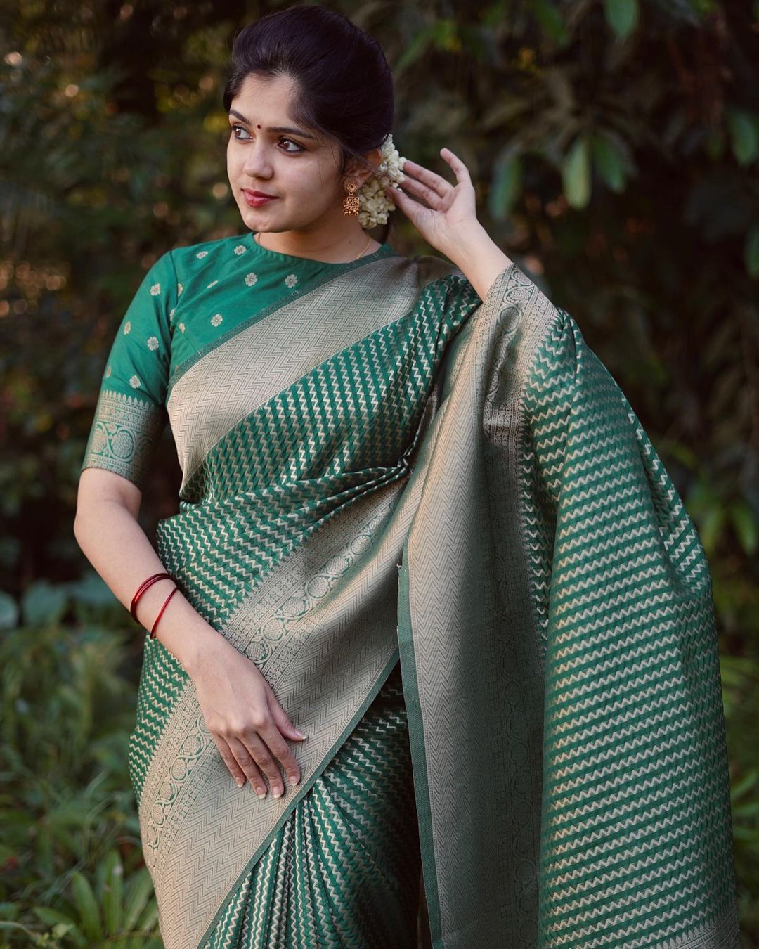 extravagant Green Soft Silk Saree With Beauteous Blouse Piece