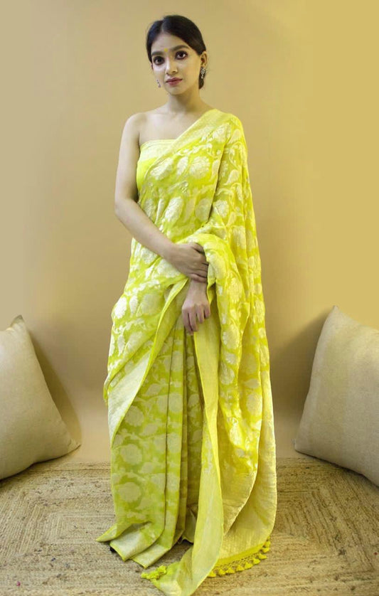 Unique Yellow Soft Silk Saree With Tempting Blouse Piece