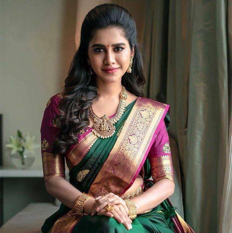 Surpassing extravagant Green Soft Silk Saree With Excellent Blouse Piece