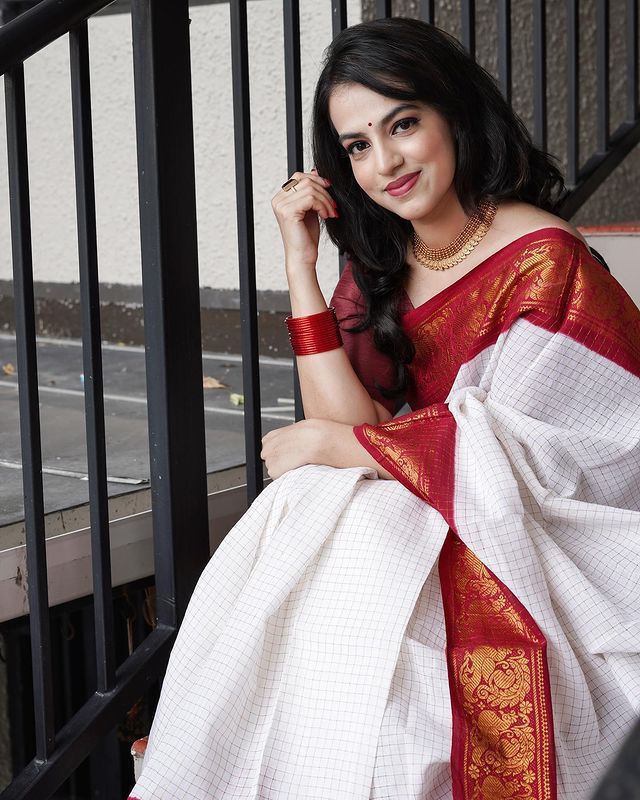 Adorable Off White Soft Banarasi Silk Saree With Majesty Blouse Piece