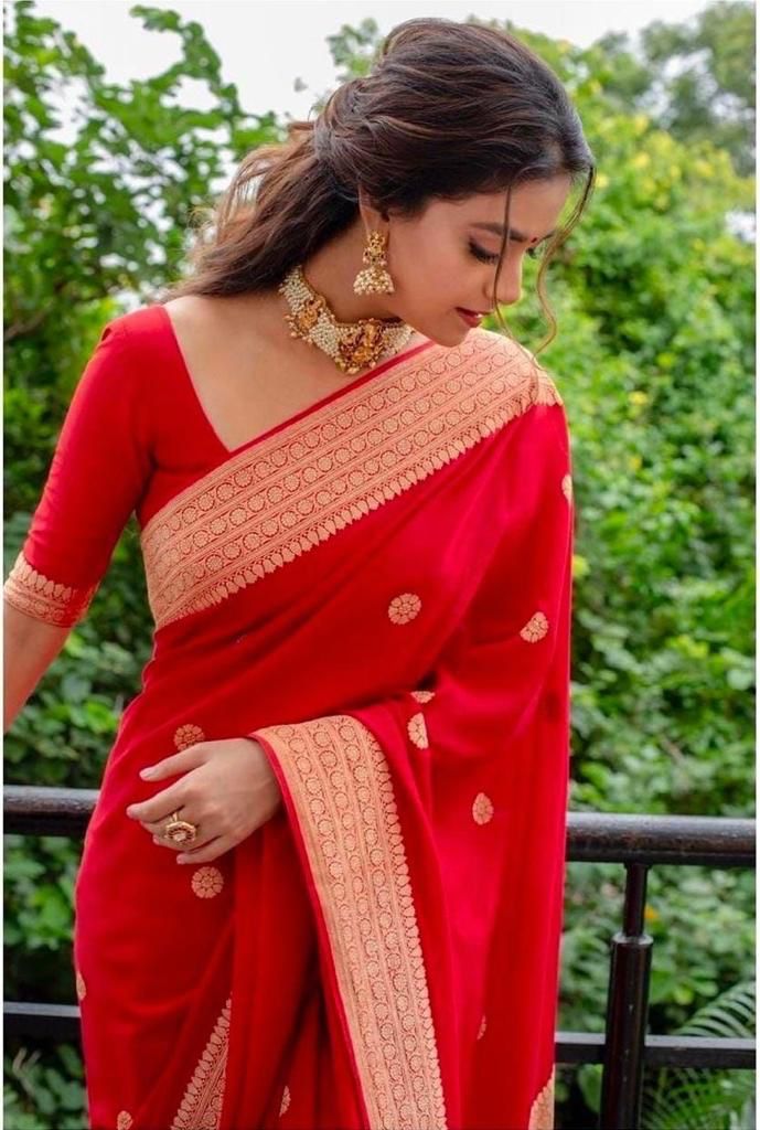 Vestigial Red Soft Silk Saree With Ravishing Blouse Piece