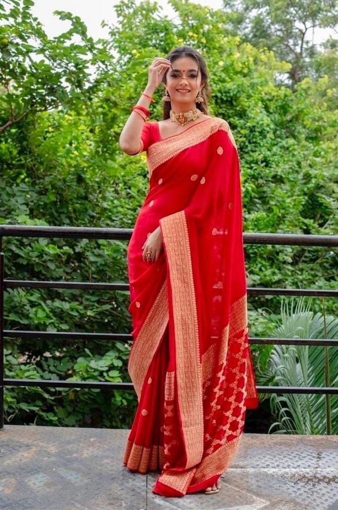Vestigial Red Soft Silk Saree With Ravishing Blouse Piece