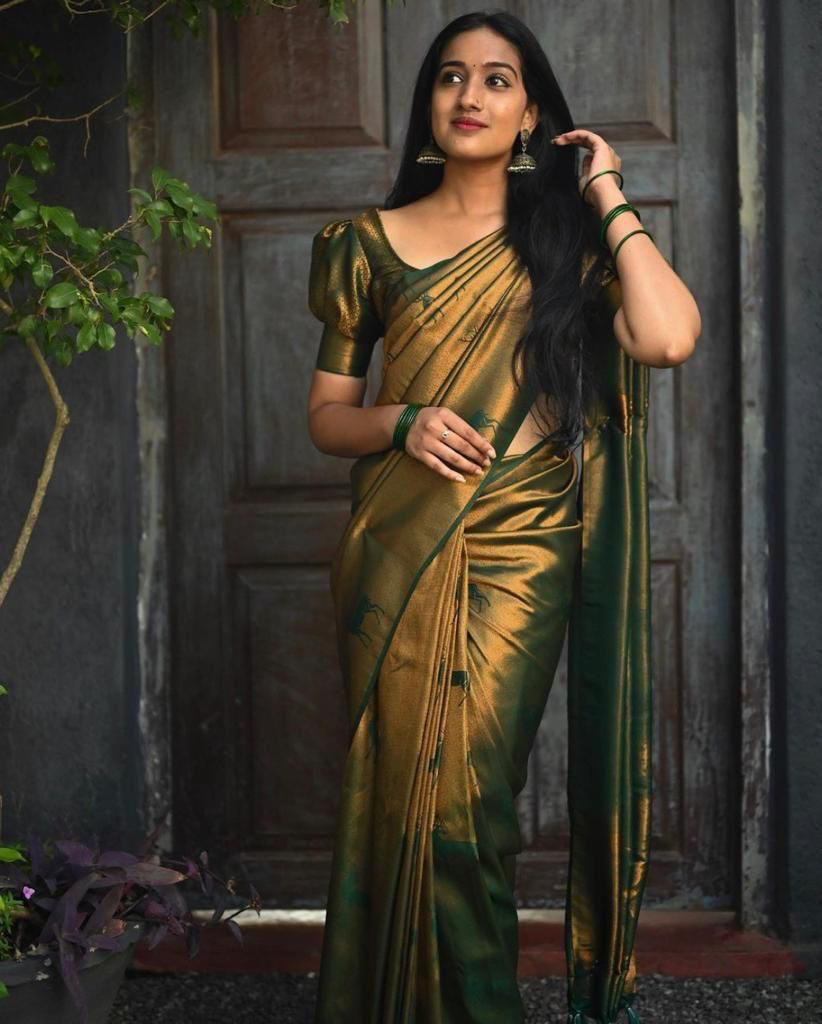 Luxuriant Dark Green Soft Silk Saree With Comely Blouse Piece