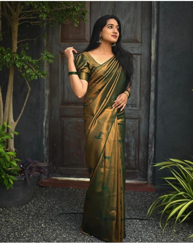 Luxuriant Dark Green Soft Silk Saree With Comely Blouse Piece