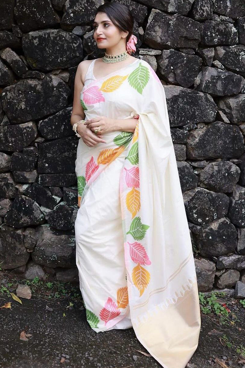Glorious White Soft Silk Saree With Engrossing Blouse Piece
