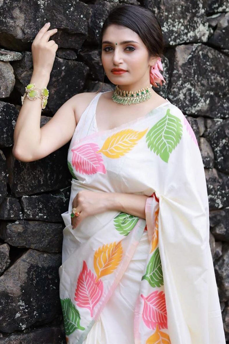 Glorious White Soft Silk Saree With Engrossing Blouse Piece