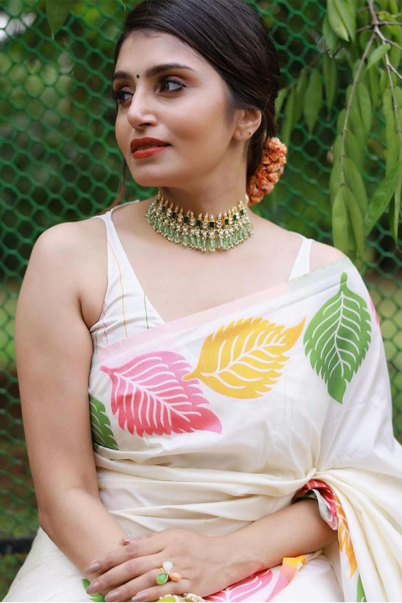 Glorious White Soft Silk Saree With Engrossing Blouse Piece