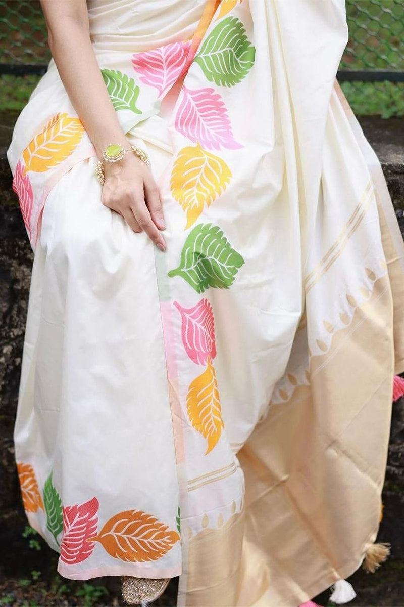 Glorious White Soft Silk Saree With Engrossing Blouse Piece