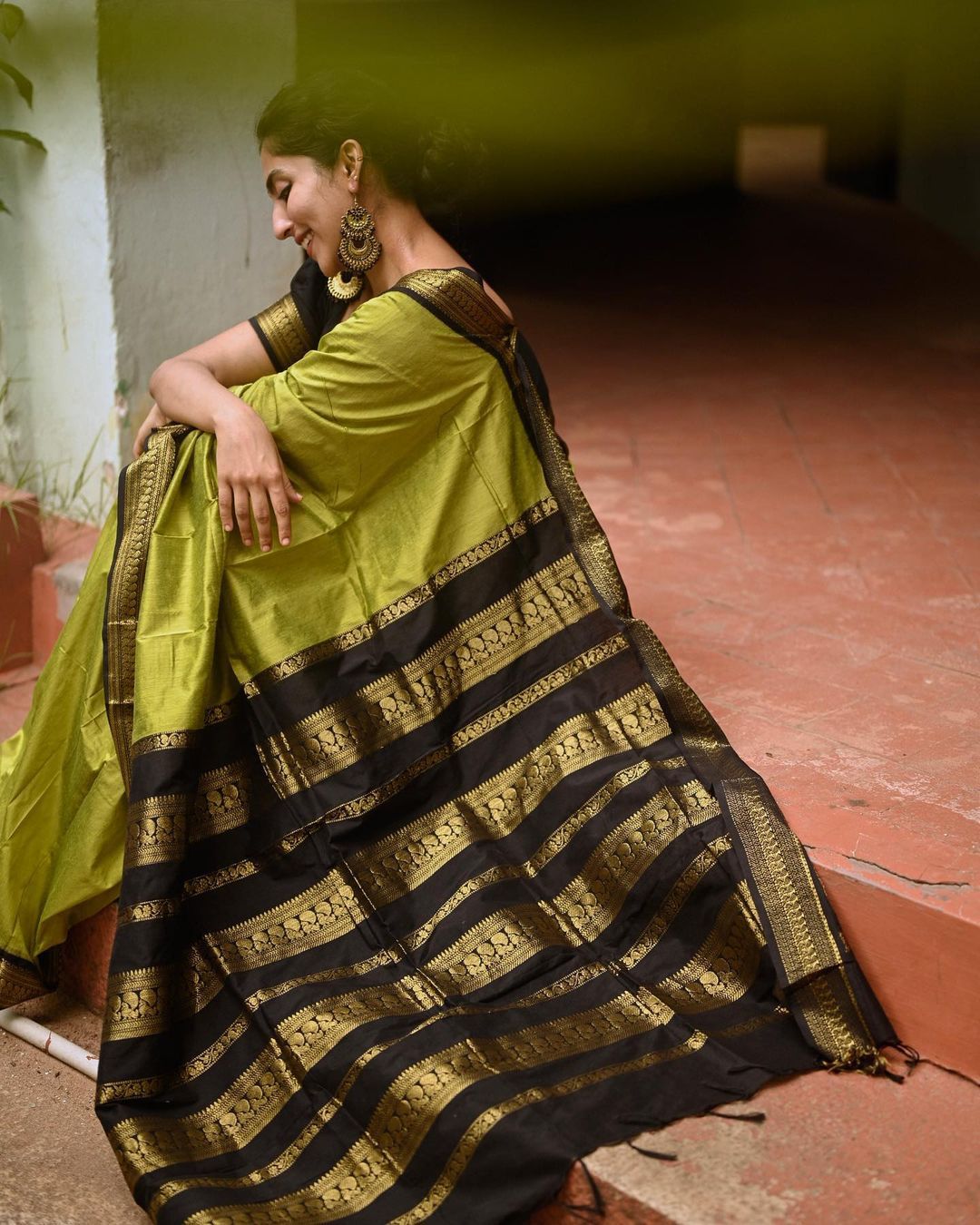 Glittering Mehndi Soft Banarasi Silk Saree With Unequalled Blouse Piece