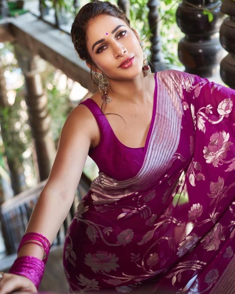 Lassitude Purple Banarasi Silk Saree With Lovely Blouse Piece