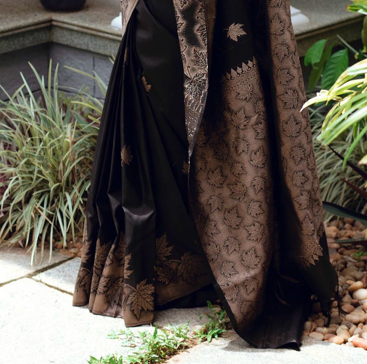 Flattering Black Soft Silk Saree With Alluring Blouse Piece