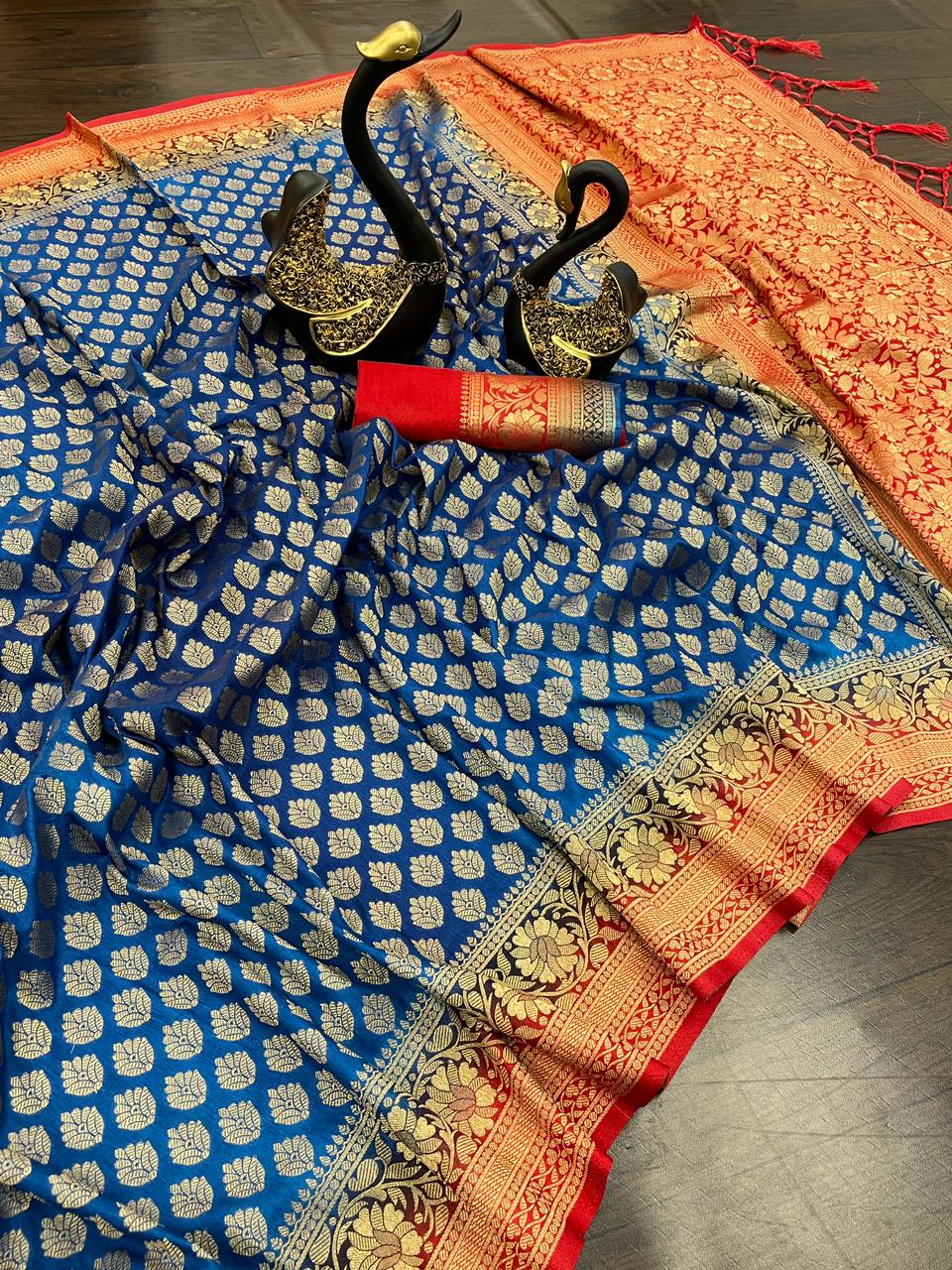 Redolent Royal Blue Soft Banarasi Silk Saree With Conflate Blouse Piece