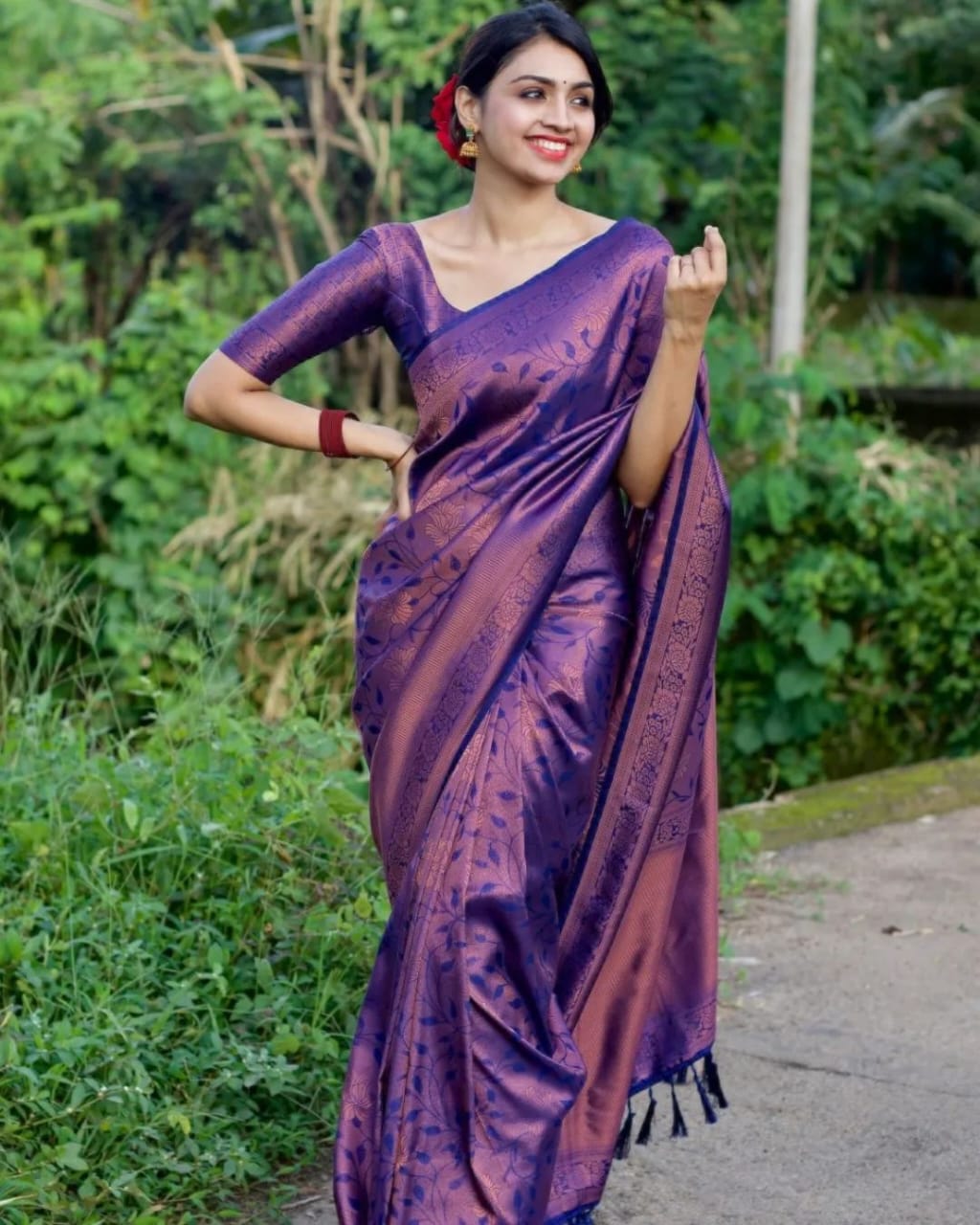 Conflate Navy Blue Soft Banarasi Silk Saree With Engaging Blouse Piece