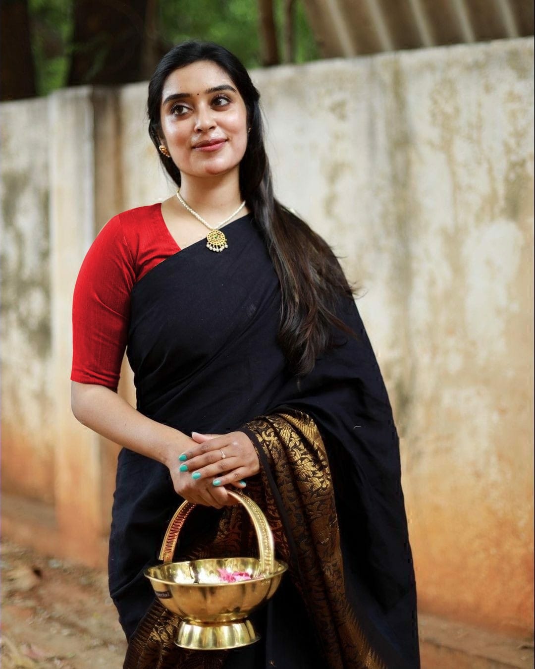 Surpassing Black Soft Silk Saree With Stylish Blouse Piece