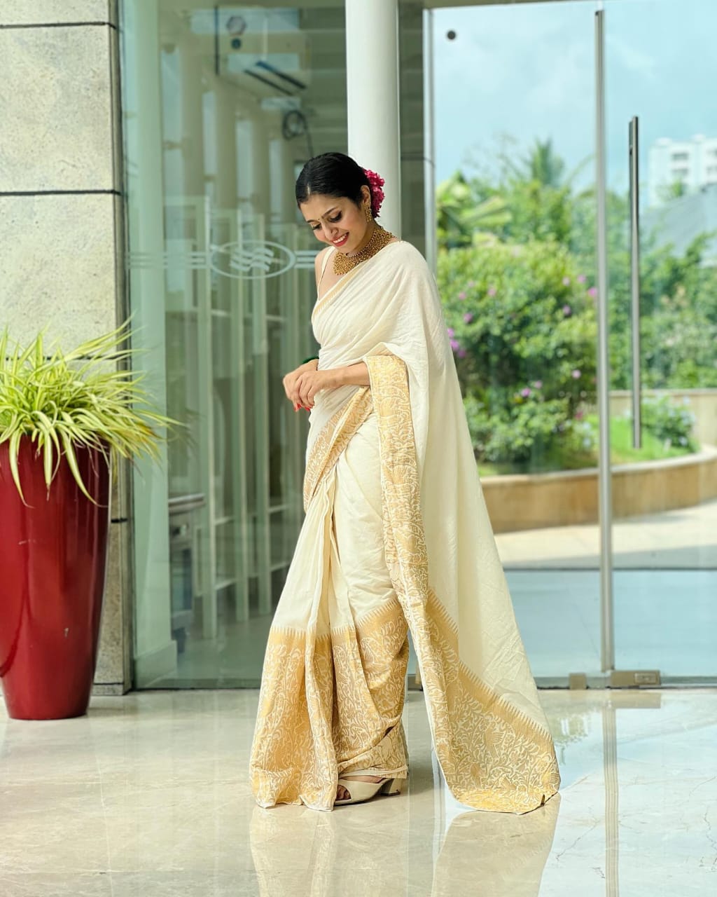 Beauteous White Soft Silk Saree With Serendipity Blouse Piece