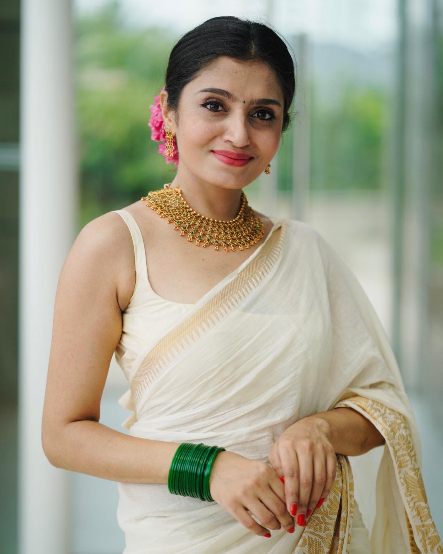 Beauteous White Soft Silk Saree With Serendipity Blouse Piece