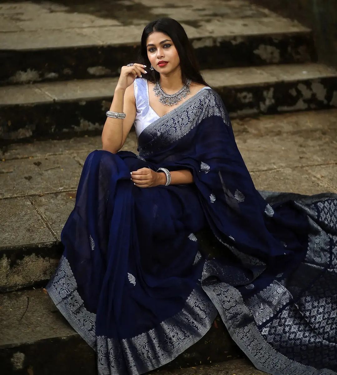 Engrossing Navy Blue Soft Silk Saree With Glowing Blouse Piece