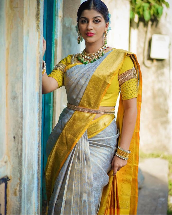 Sizzling Off White Soft Silk Saree With Adorning Blouse Piece